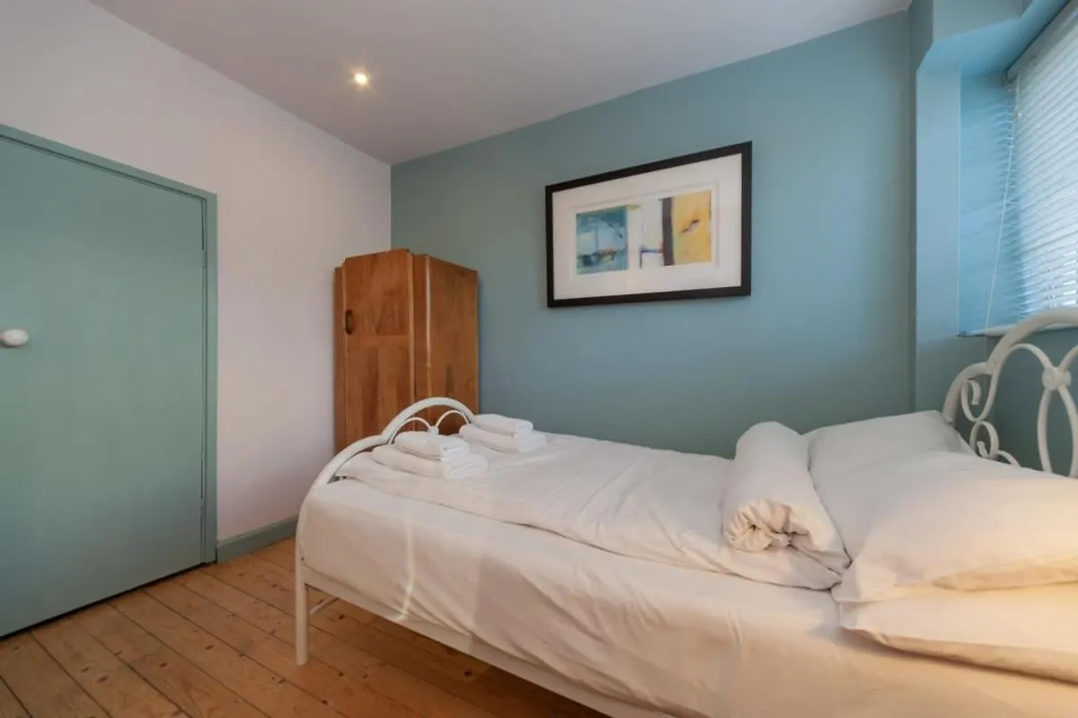 Central London Stylish 4 Bedroom Apartment 0*,  United Kingdom