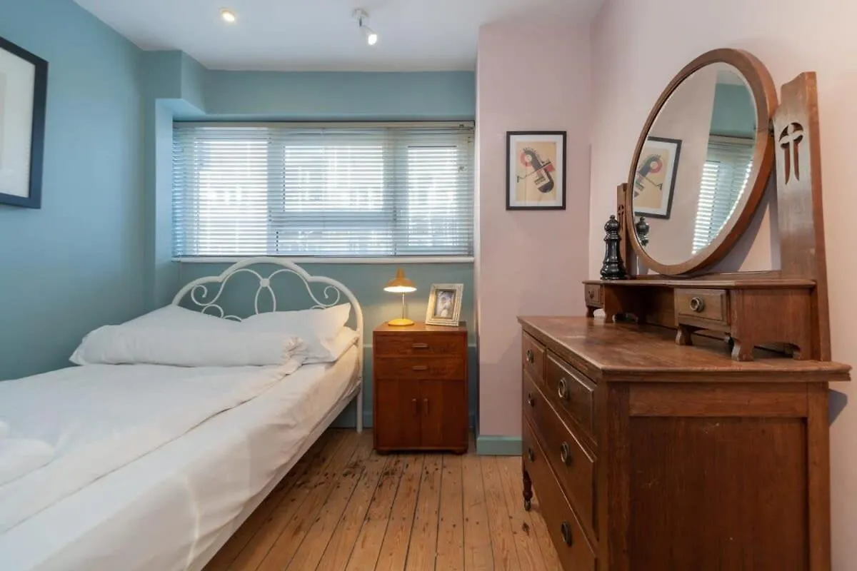Central London Stylish 4 Bedroom Apartment