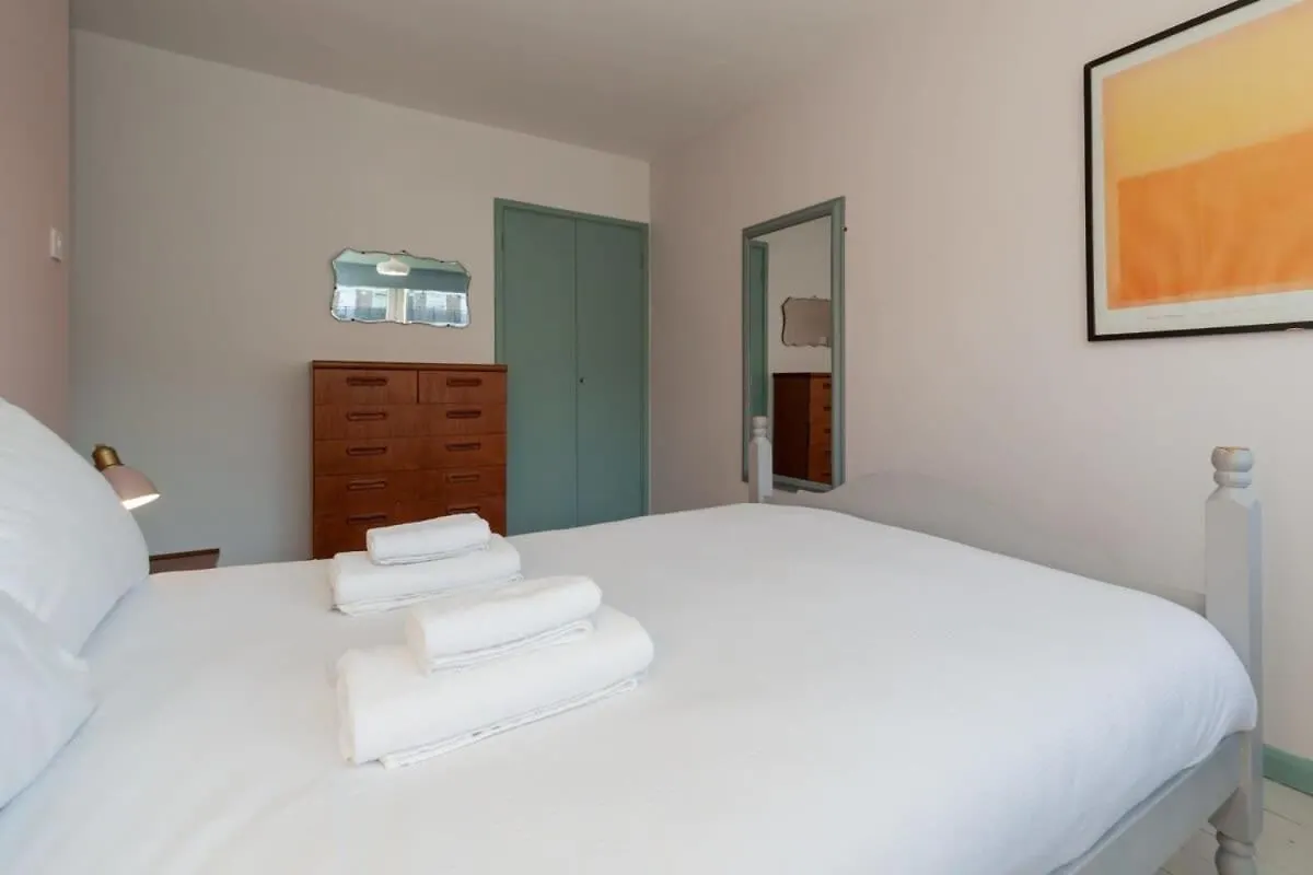 Central London Stylish 4 Bedroom Apartment