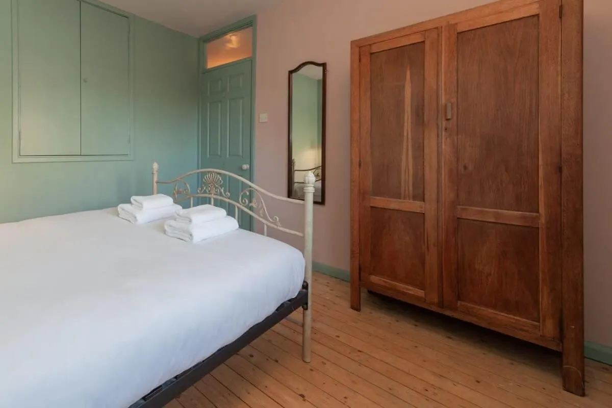 Central London Stylish 4 Bedroom Apartment 0*,  United Kingdom
