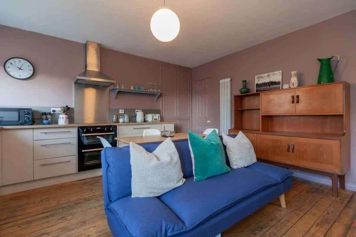 Central London Stylish 4 Bedroom Apartment 0*,